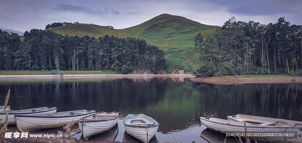湖畔停泊船只的静谧风光