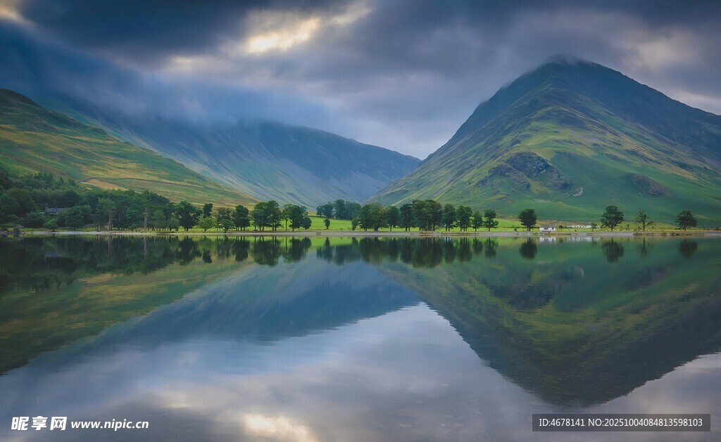 湖光山色间的自然美景
