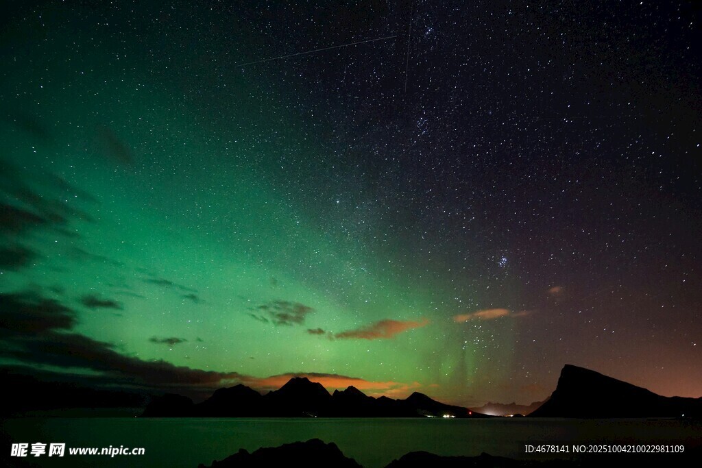 极光下的夜空与海岸美景