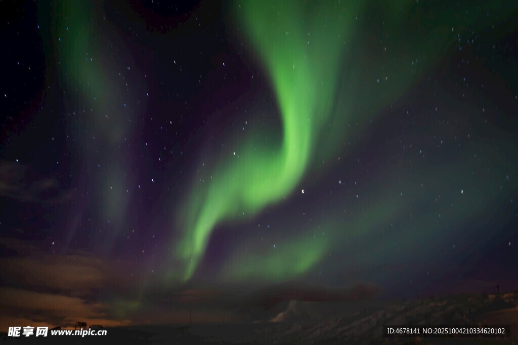 绚丽北极光舞动夜空