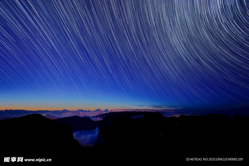 星空星轨下的静谧景象