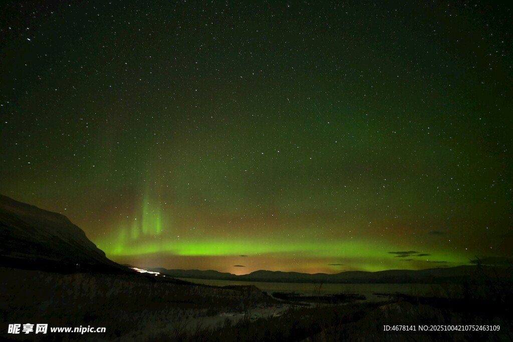夜空中绚烂的绿色极光
