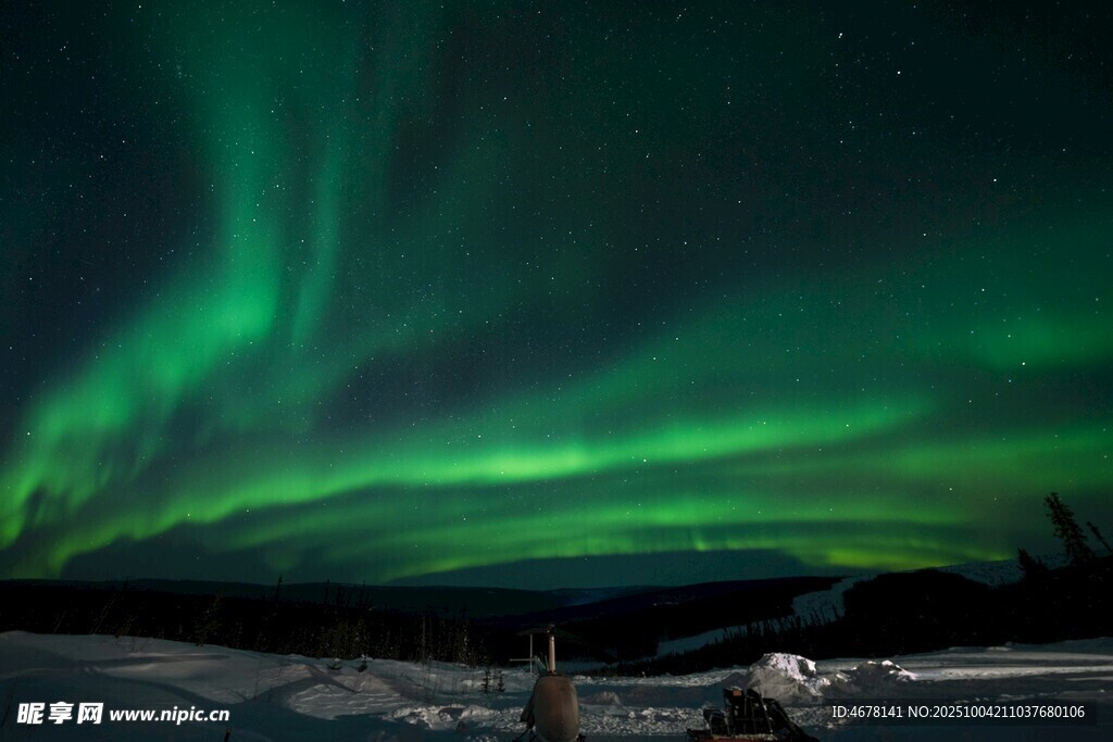 夜空中绚烂的极光美景