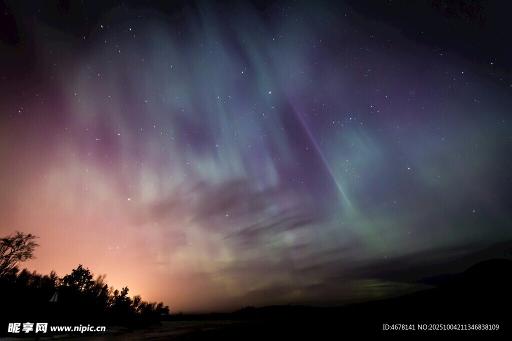 绚丽极光映照夜空美景