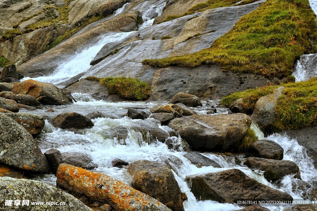 山间溪流潺潺石上清泉
