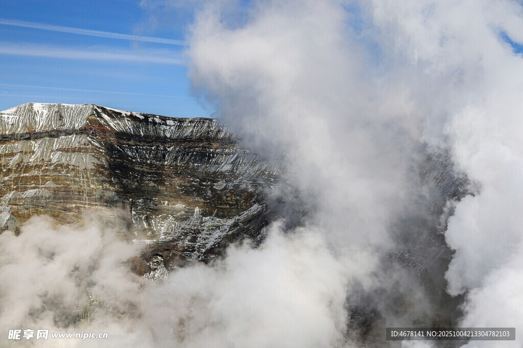 云雾缭绕的壮丽山峰