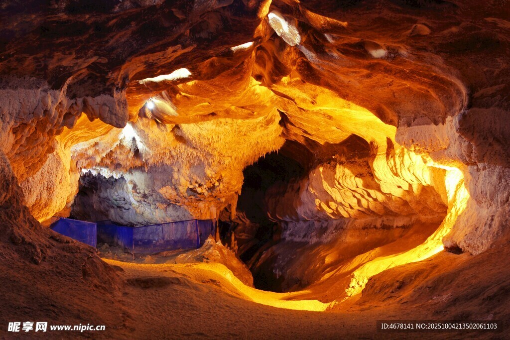 洞穴内的探险者与熔岩景观
