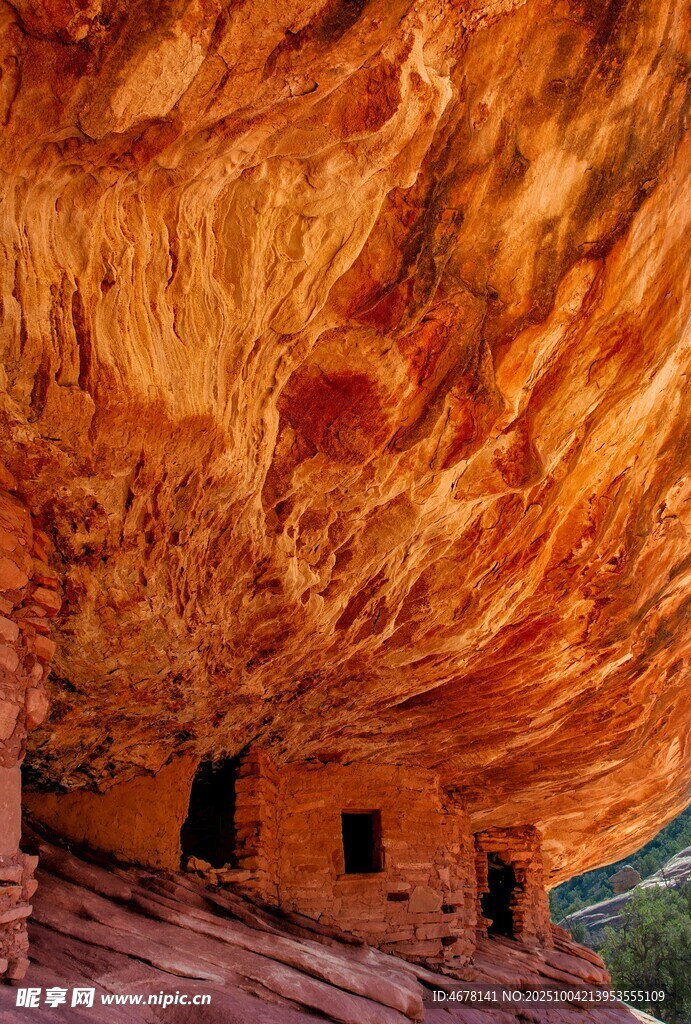 岩壁下的古老建筑奇观