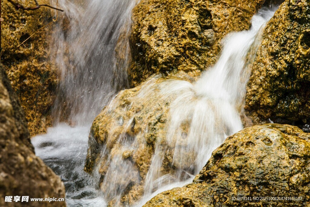 山间溪流潺潺流过岩石