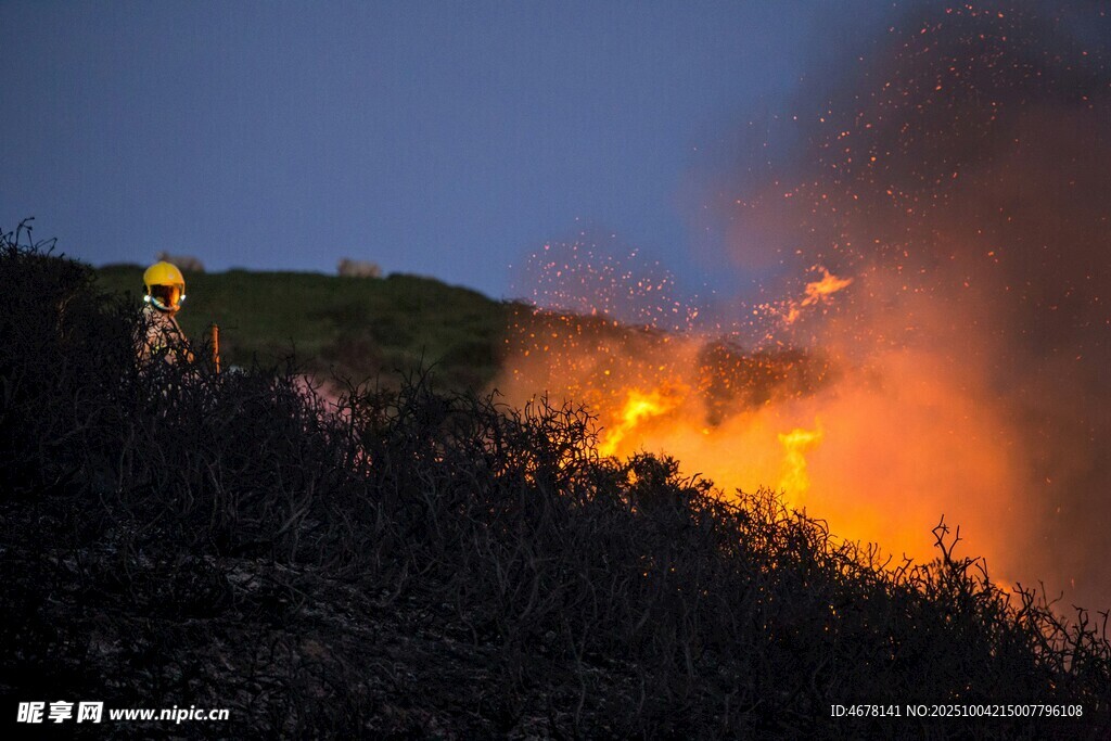 消防员扑救山坡野火