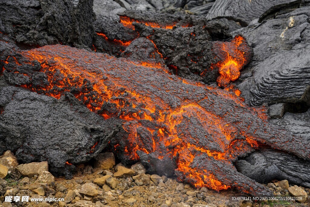 炽热燃烧的火红煤炭