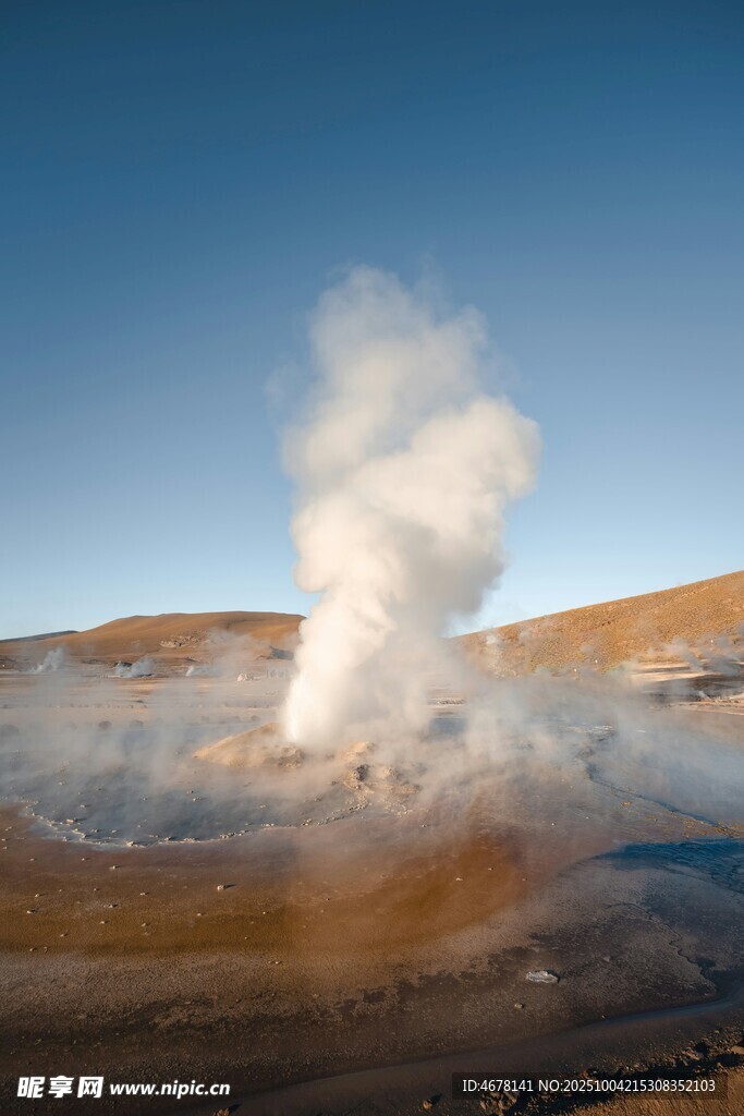 火山口蒸汽升腾景象