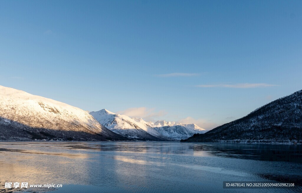 雪山下的宁静湖泊