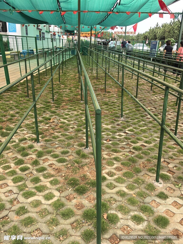 户外绿色围栏搭建场景