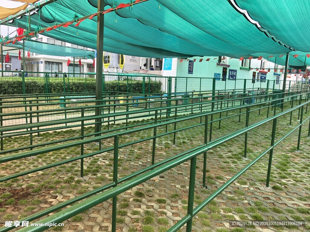 户外绿色遮阳棚与围栏