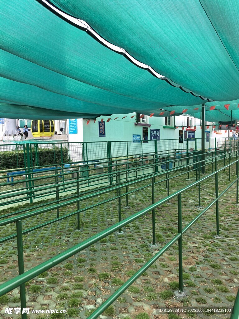 绿色遮阳棚下的围栏场地