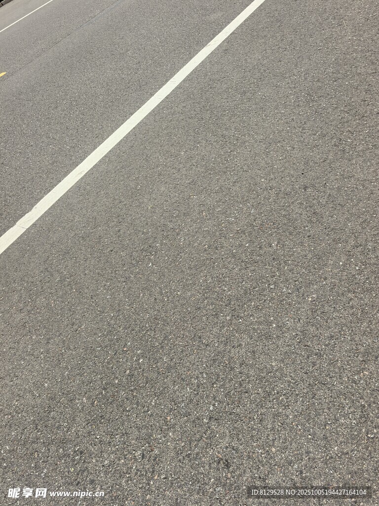 道路上的白色标线