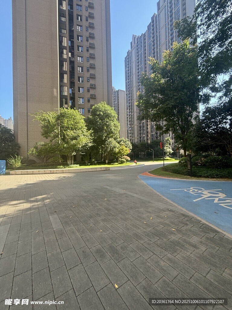 城市住宅区的开阔道路景观