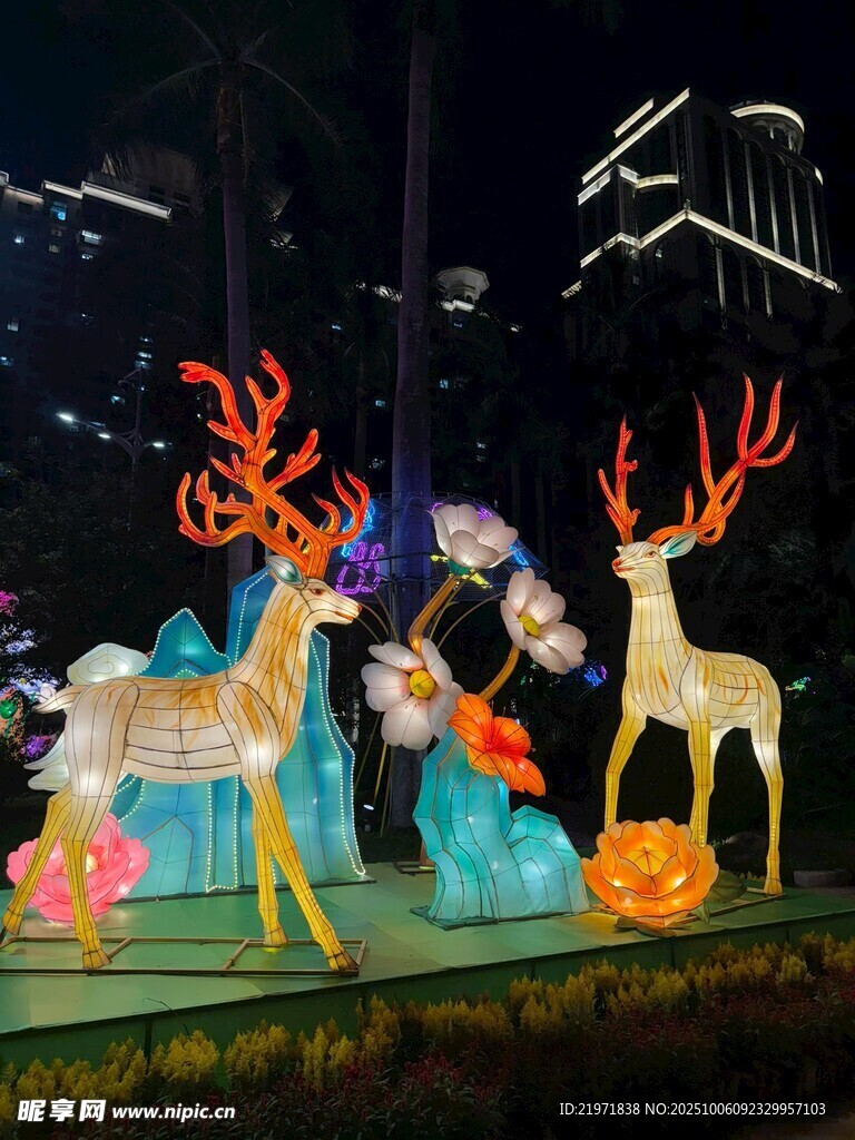 夜晚鹿形花灯璀璨绽放