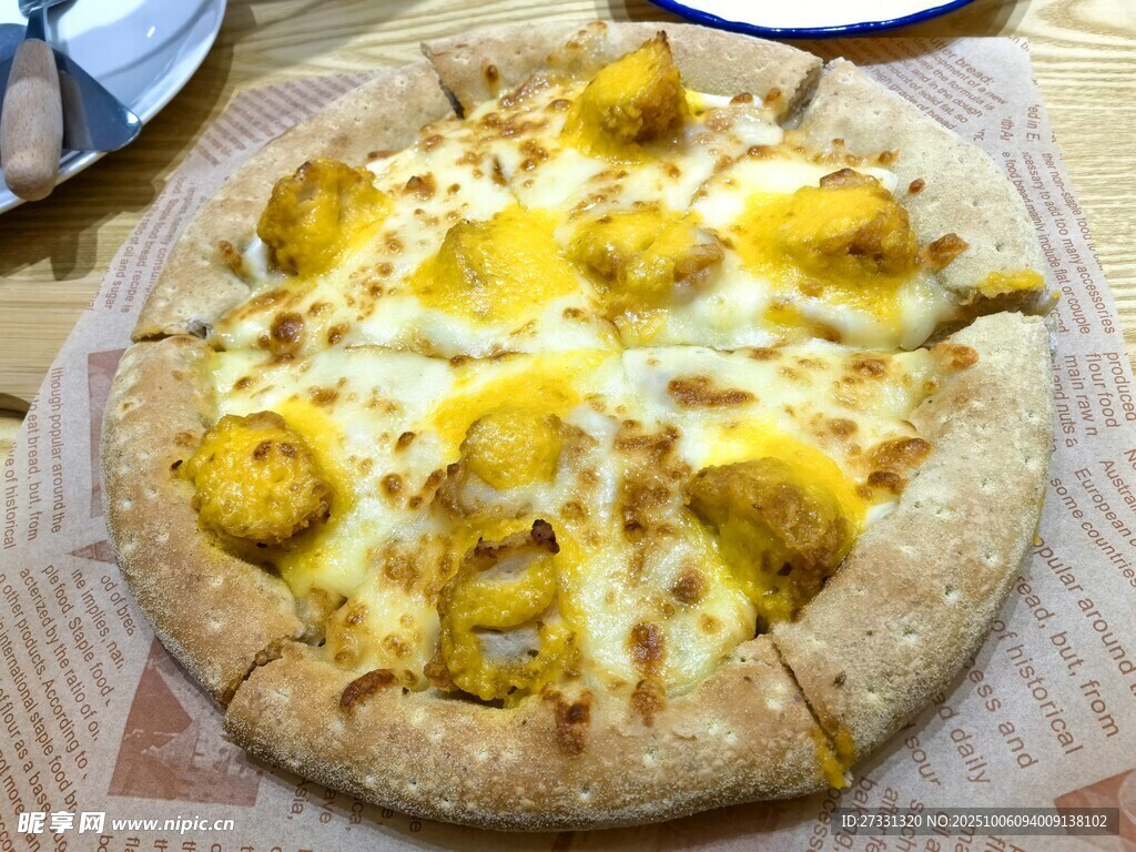 美味芝士菠萝披萨