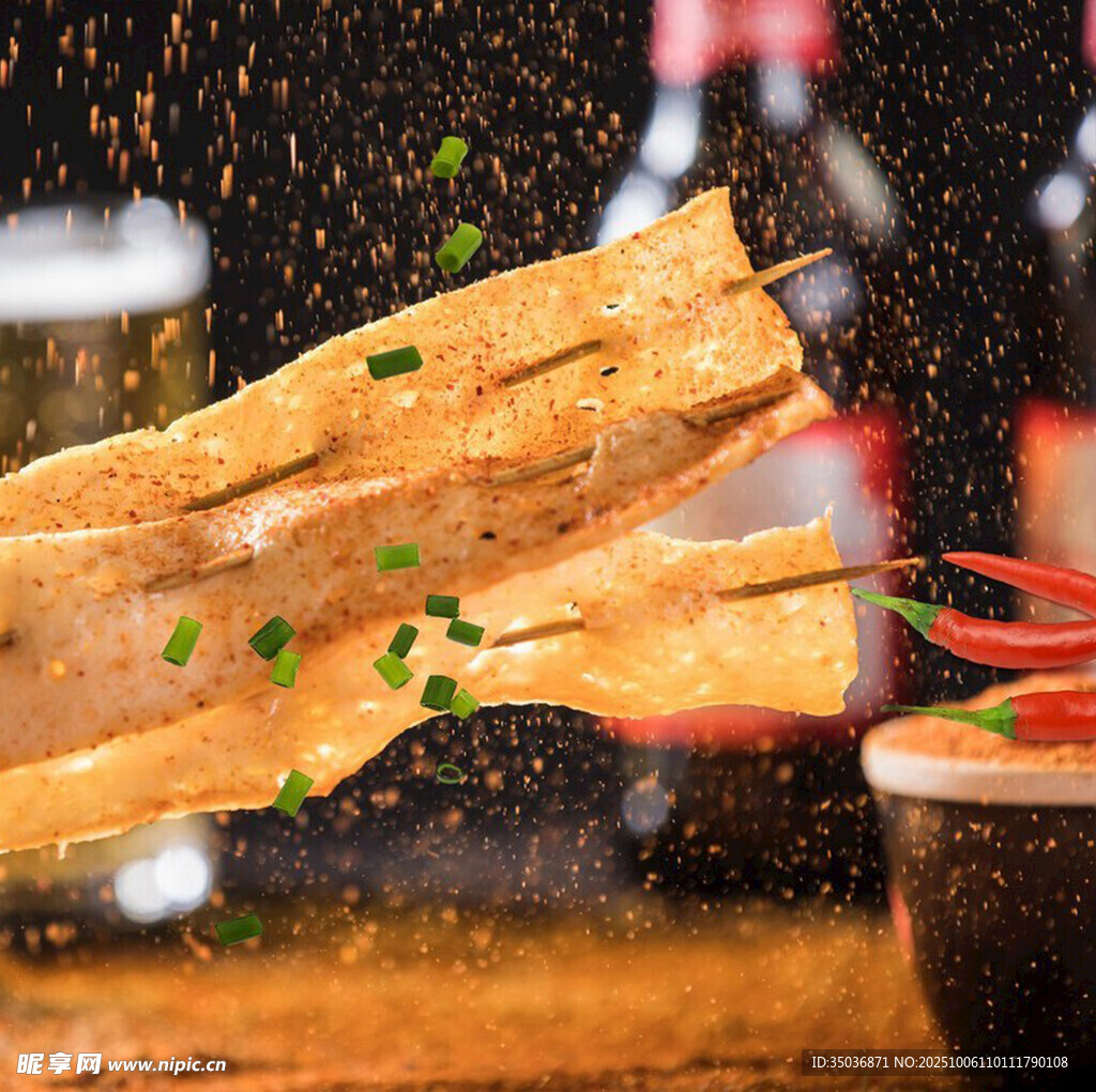 美味烤豆皮被夹起瞬间