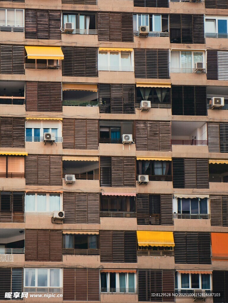 密集排列的居民楼外观