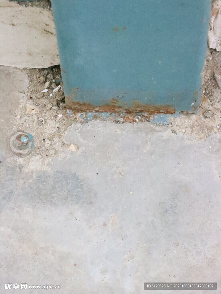 蓝色物件旁的地面细节