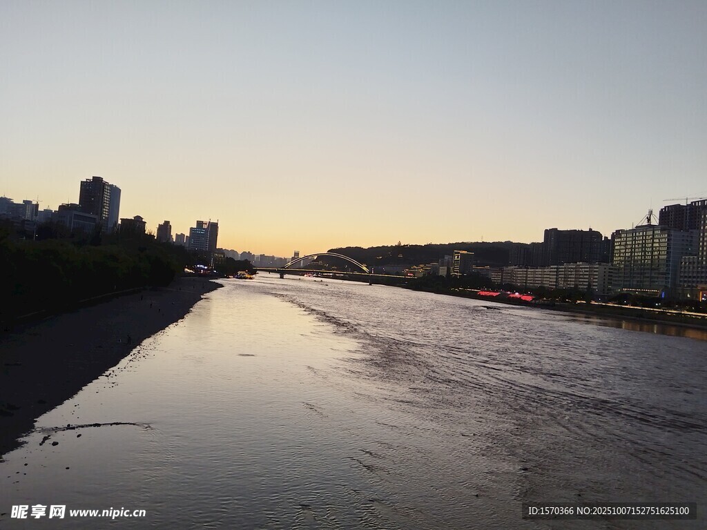 城市河畔的黄昏美景