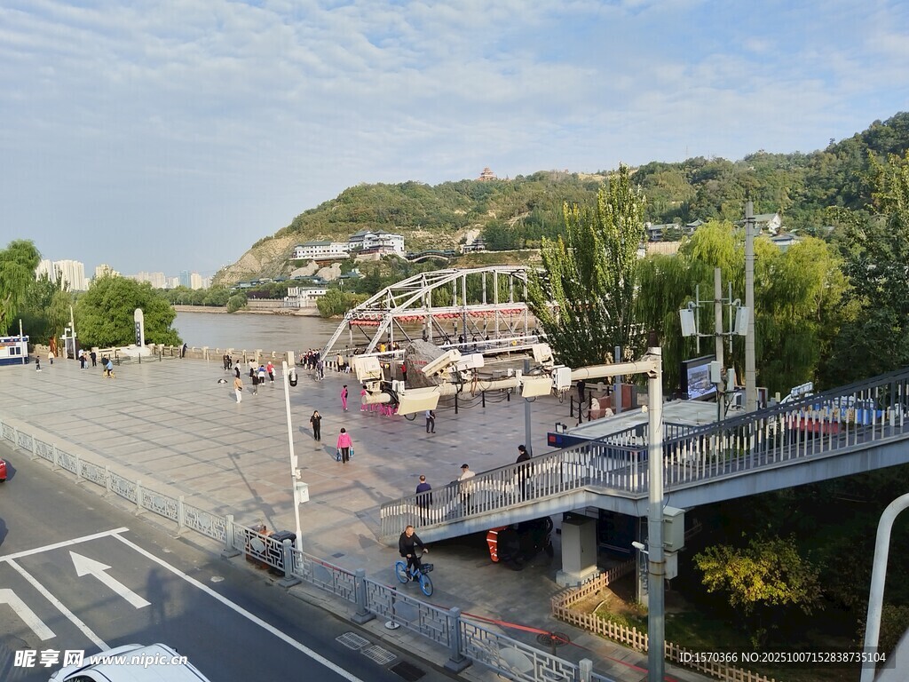 城市河畔热闹休闲场景
