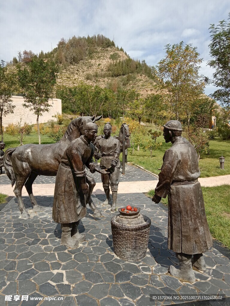 古代人物与马的青铜雕塑