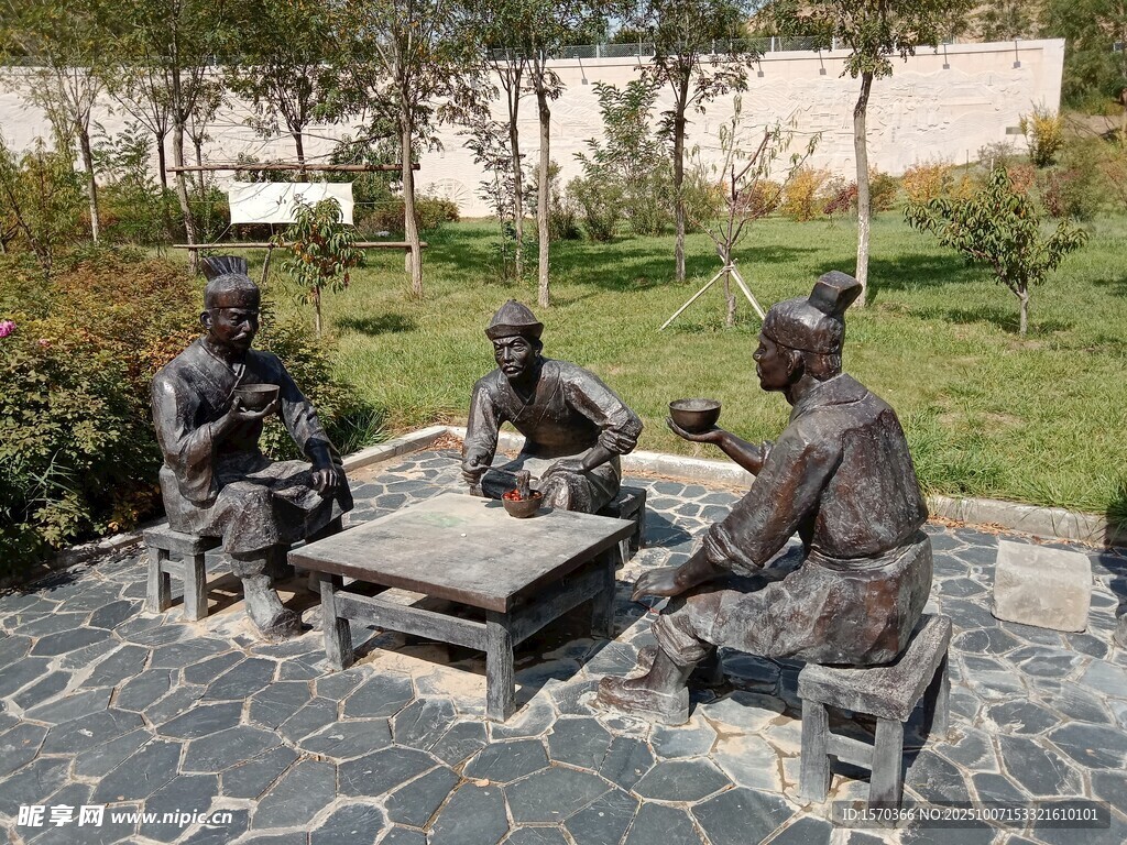 户外下棋雕塑场景