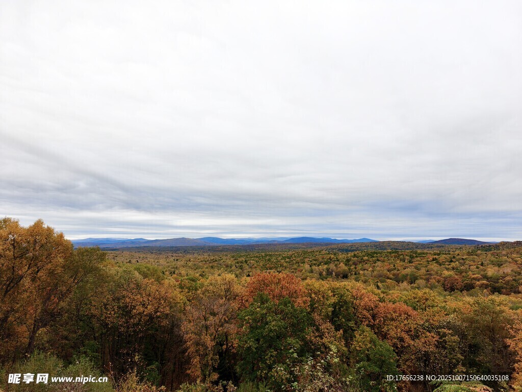秋日山林全景风光
