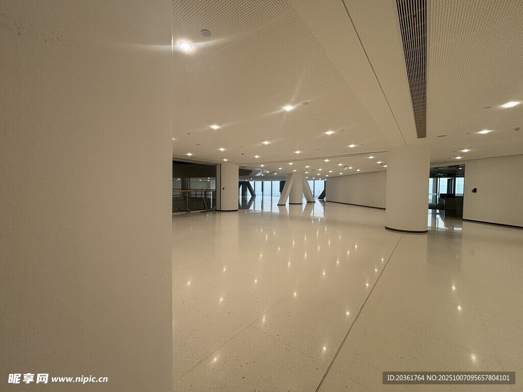 宽敞明亮的现代化室内空间