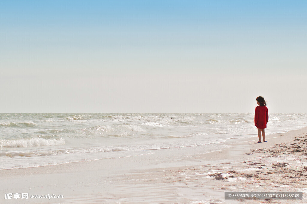 海边红衣人独自伫立