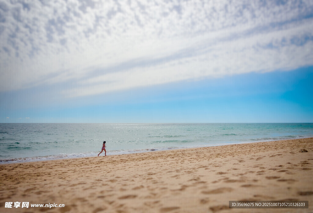 沙滩上的孤独身影
