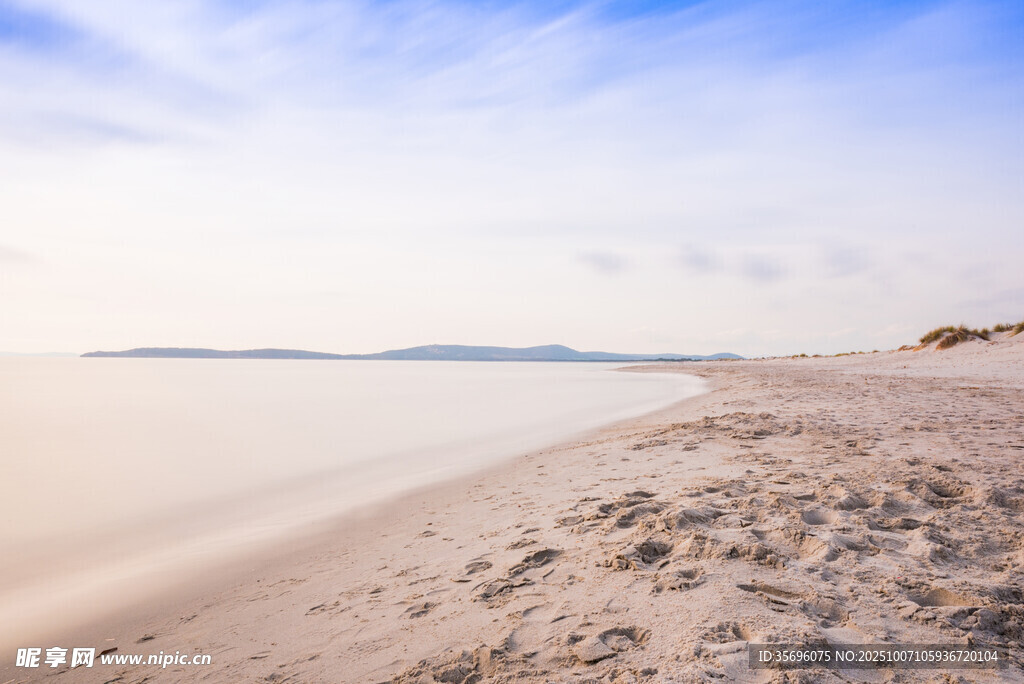 宁静沙滩与远处海天景致