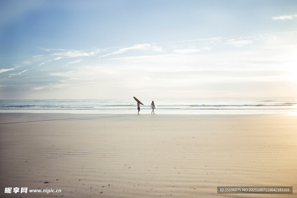 海滩漫步的温馨身影