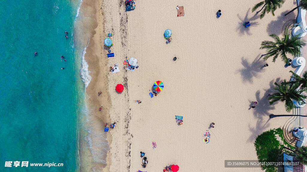 俯瞰热闹的海滨沙滩