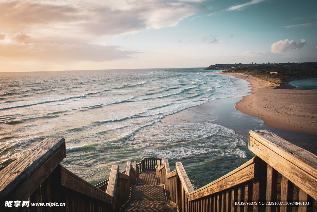海边阶梯通往美丽海岸线