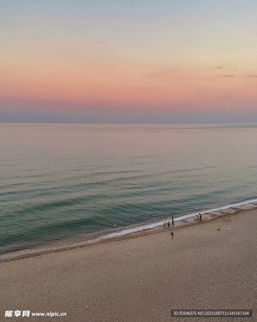 海边日落时分的静谧沙滩