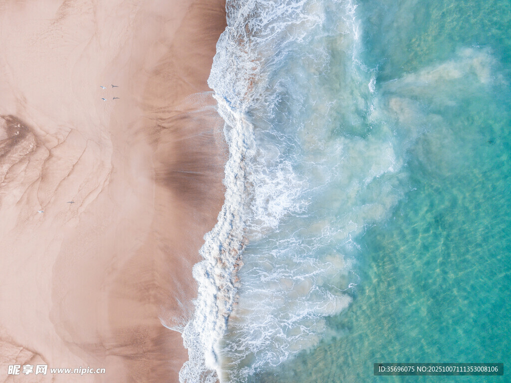 海边沙滩与涌浪美景