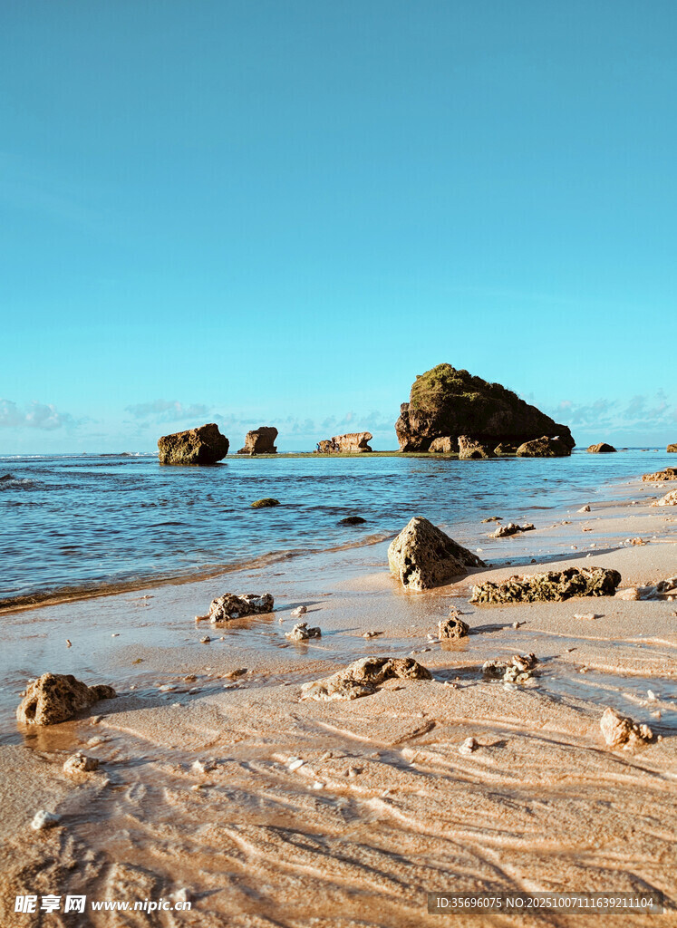 海边沙滩与礁石风景