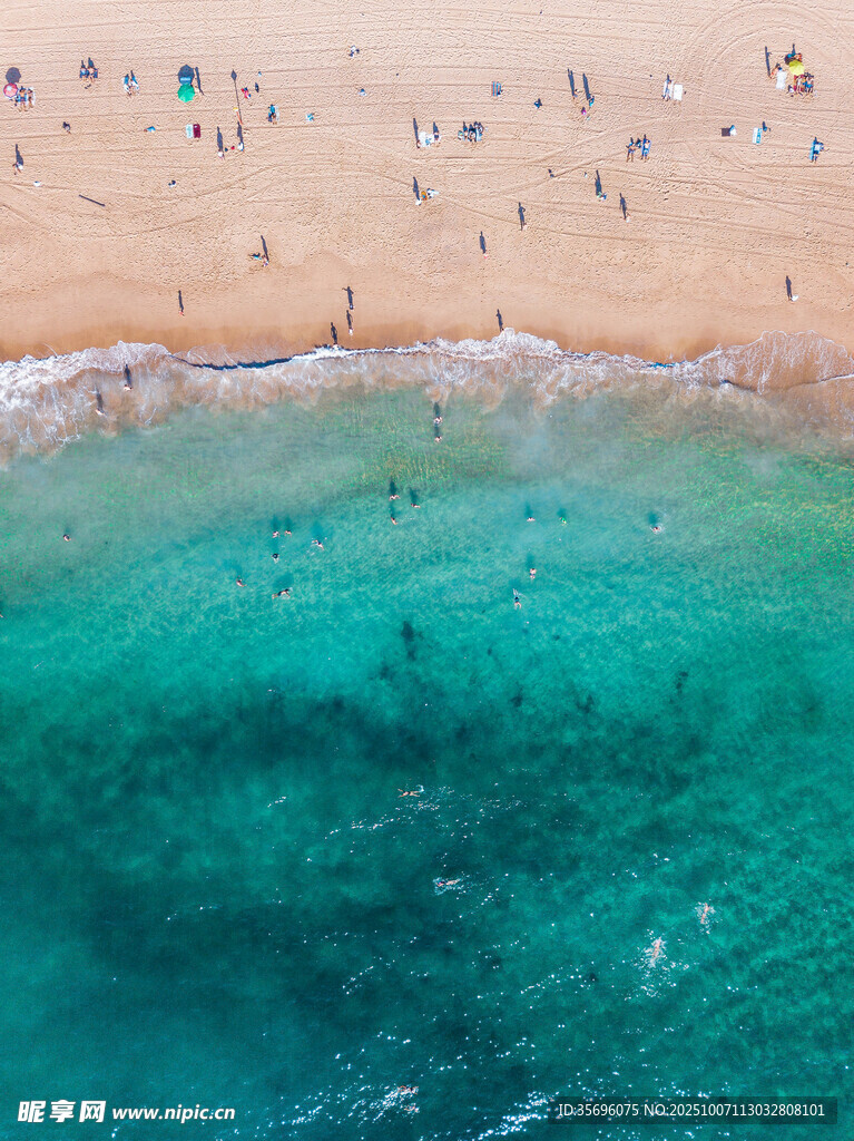俯瞰美丽海滩与碧蓝海水