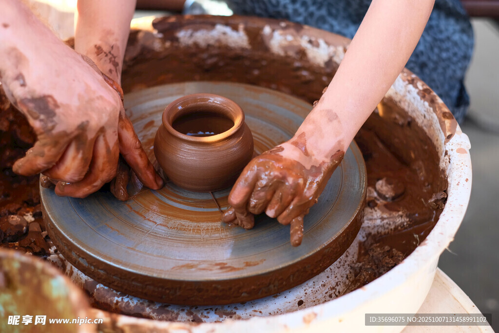 手工陶艺制作中的专注时刻