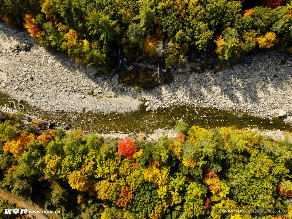 俯瞰山林间蜿蜒的碎石路