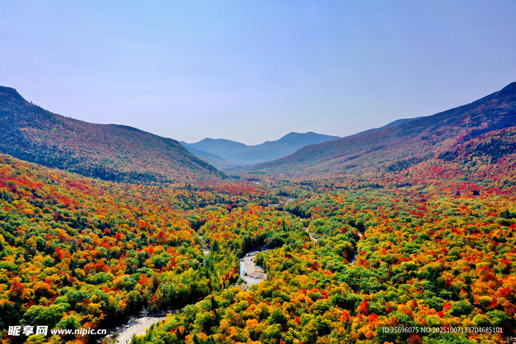 秋日山谷斑斓美景