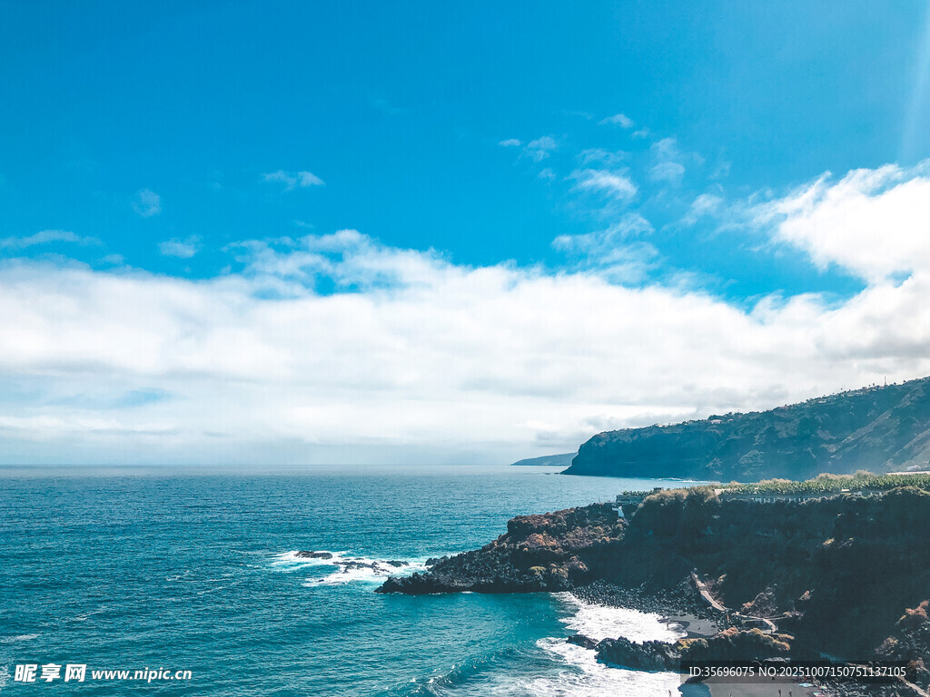碧海蓝天的海岸风光