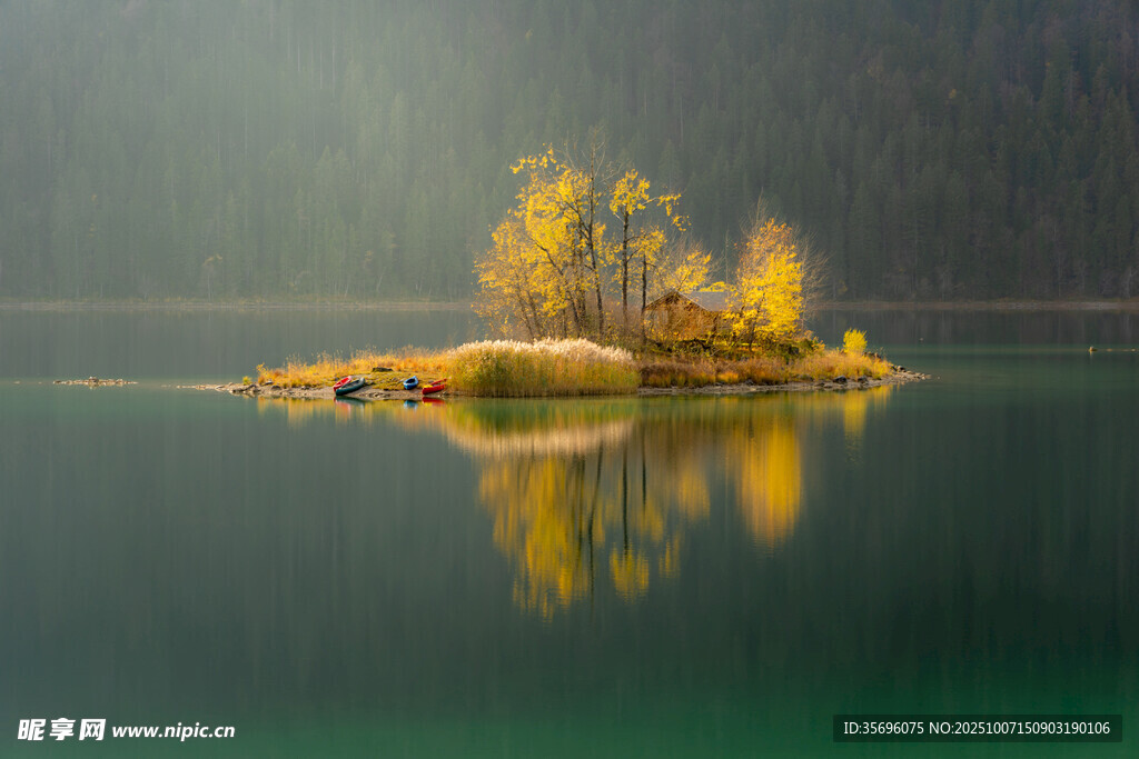 湖中小岛秋景倒影