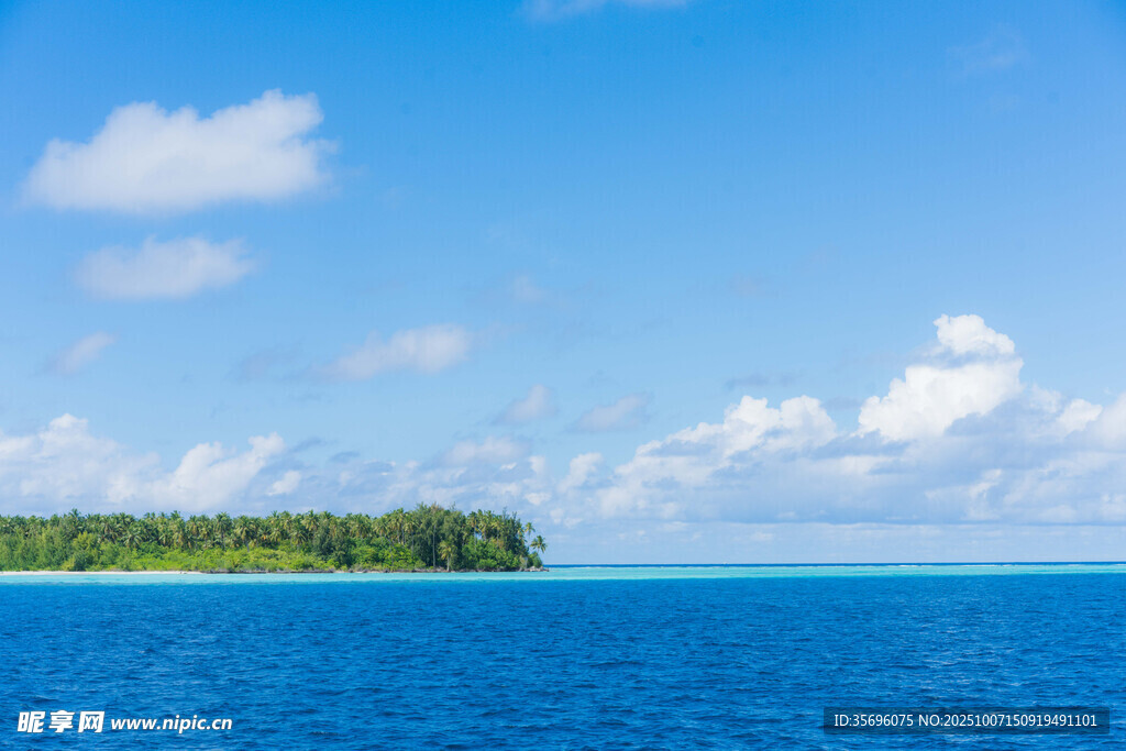 美丽海岛与蔚蓝大海景观