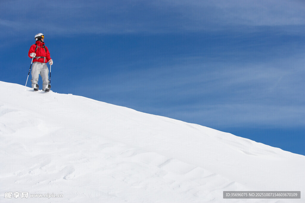 雪山顶上的红衣徒步者